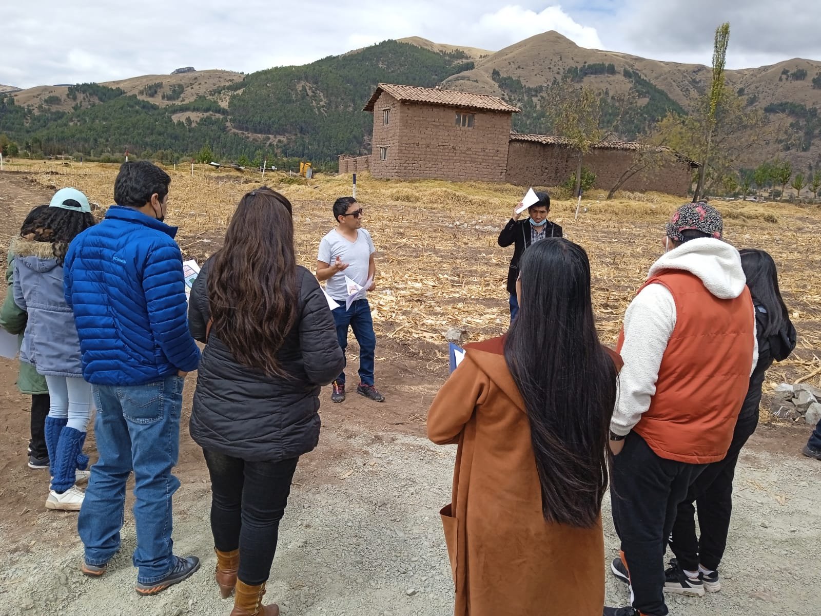 Equipo de ventas mostrando lote en terreno